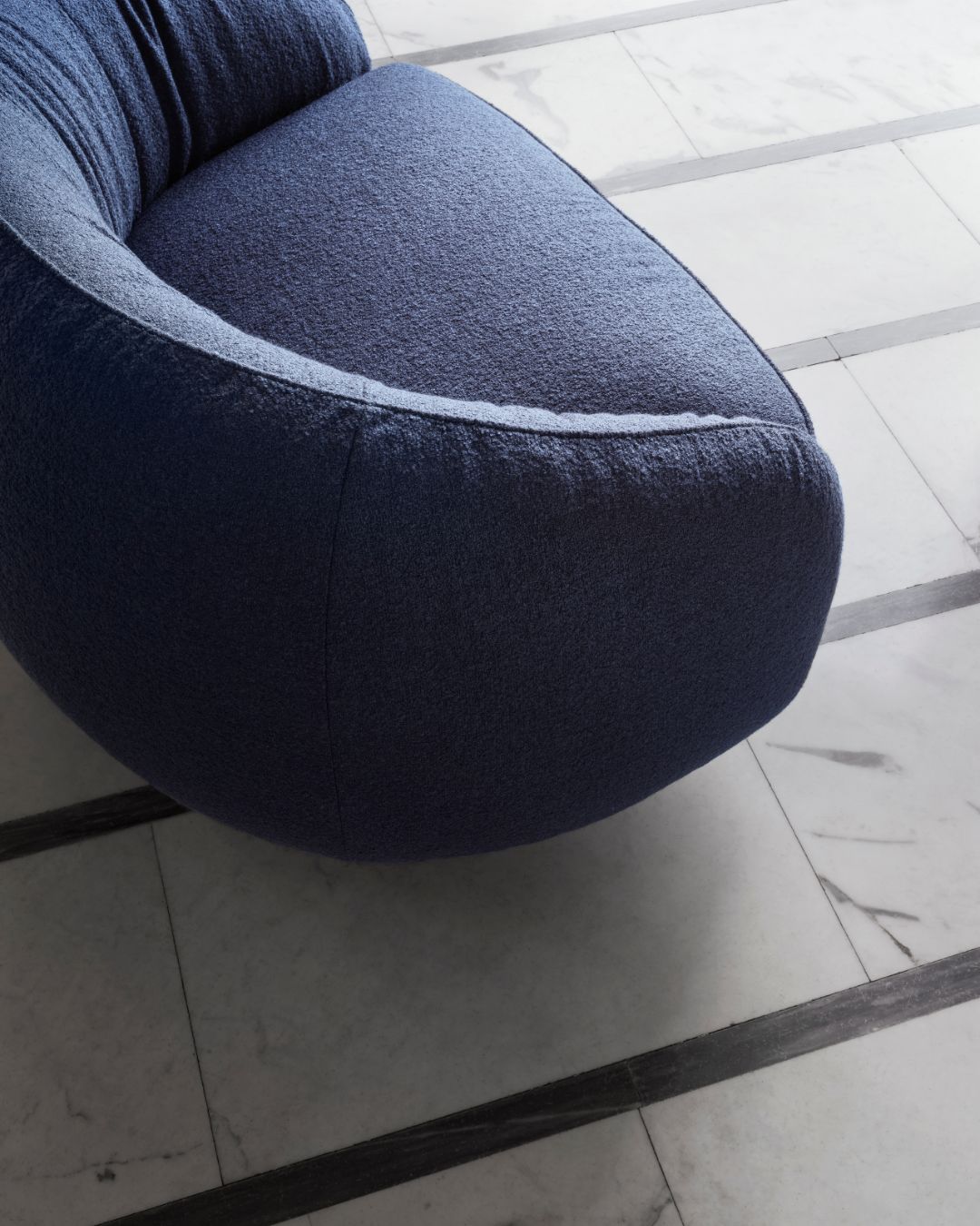 Nest fotelis iš Nicoline – apvalių, apgaubiančių formų, su žemu atlošu ir besisukančia baze