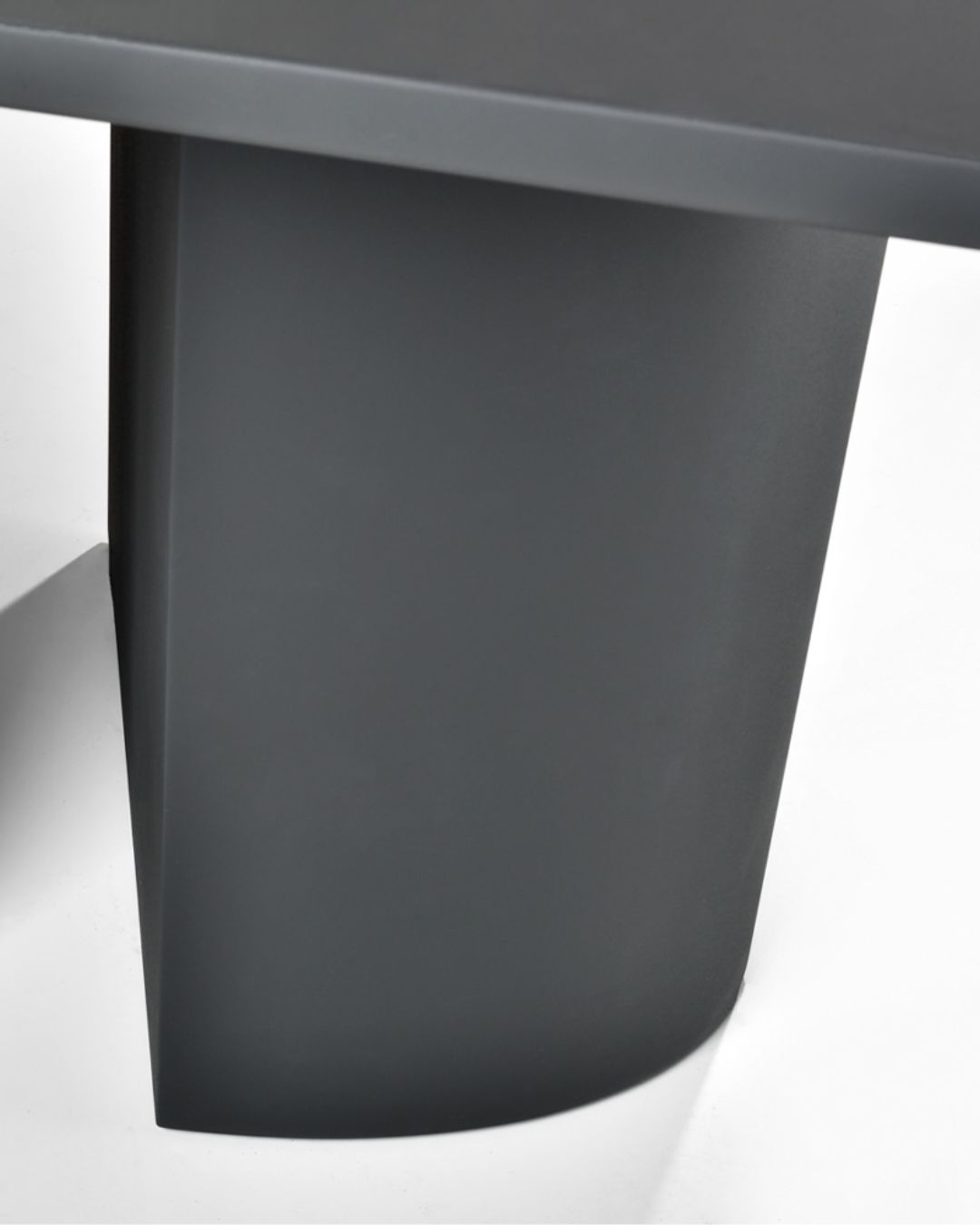 Juodos spalvos valgomojo stalas iš mikrocemento