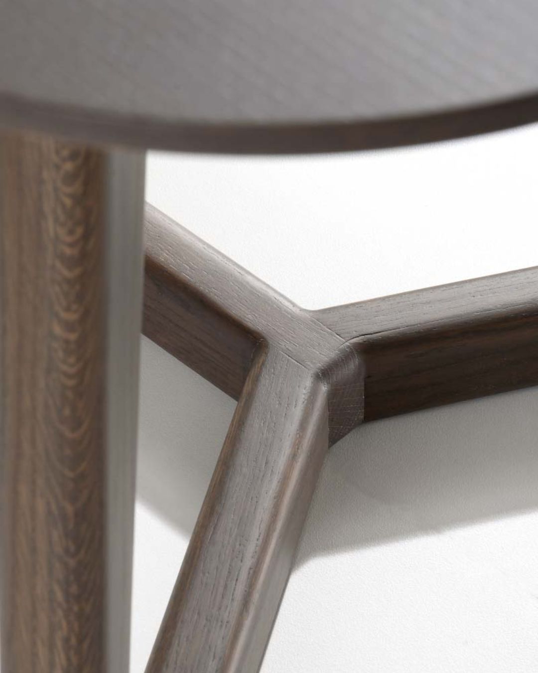 Stačiakampio formos valgomojo stalas su mediniu stalviršiu - nuotrauka iš arti