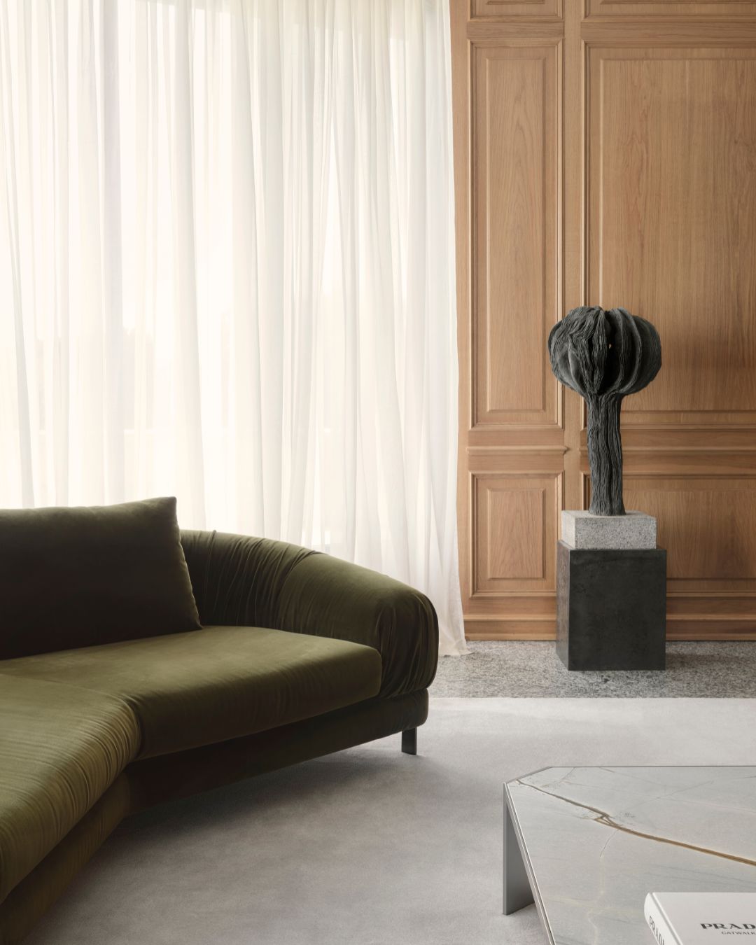 Moderni sofa CRUMBLE su apvalintais porankiais, dviem nugaros pagalvėmis ir plonomis metalinėmis kojelėmis - nuotrauka interjere