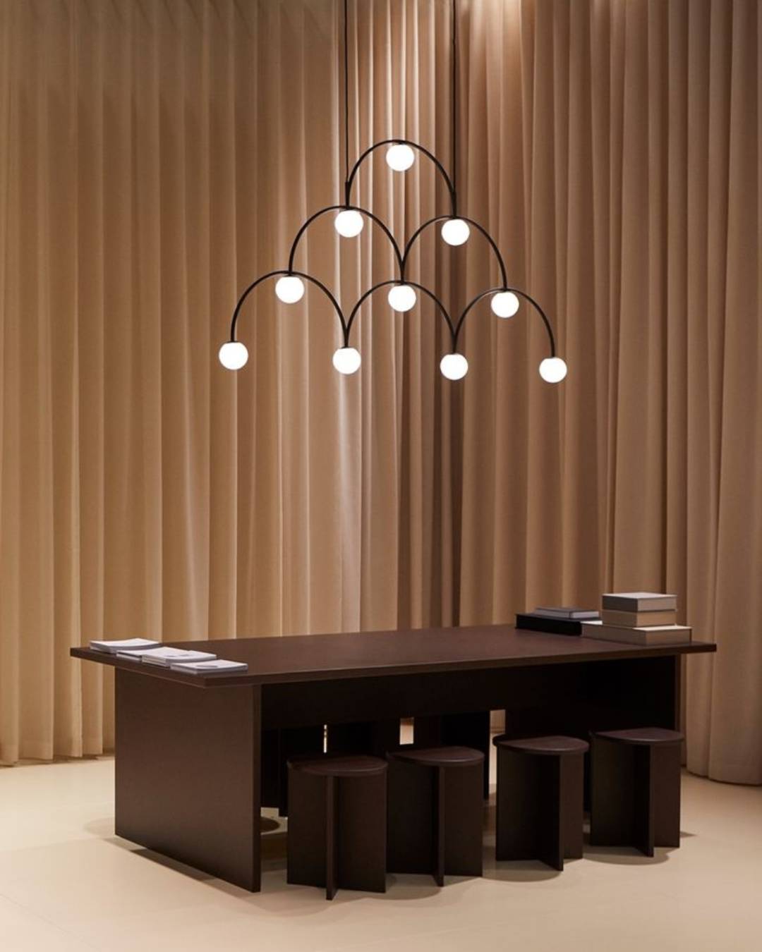 Žaismingų formų pakabinamas šviestuvas su juodo metalo korpusu ir opaliniais stiklais