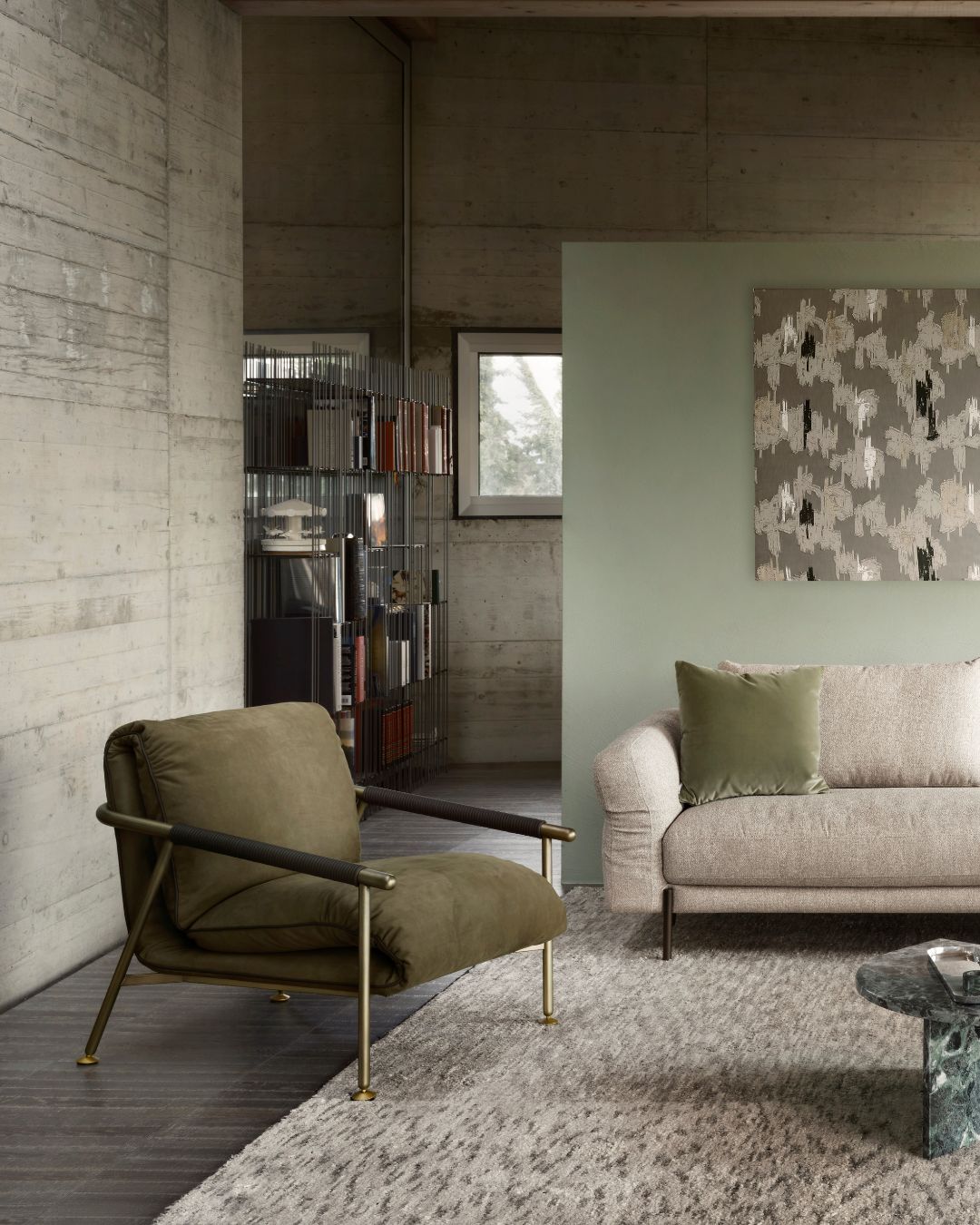 Art deco stiliaus žalias fotelis metalinėmis kojelėmis - nuotrauka interjere