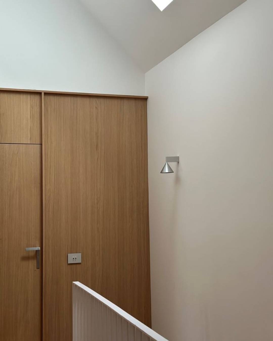 Sieninis šviestuvas Apollo 14 iš šlifuoto aliuminio – modernus, konusinės formos dizainas, montuojamas ant sienos