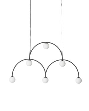 Žaismingų formų pakabinamas šviestuvas su juodo metalo korpusu ir opaliniais stiklais