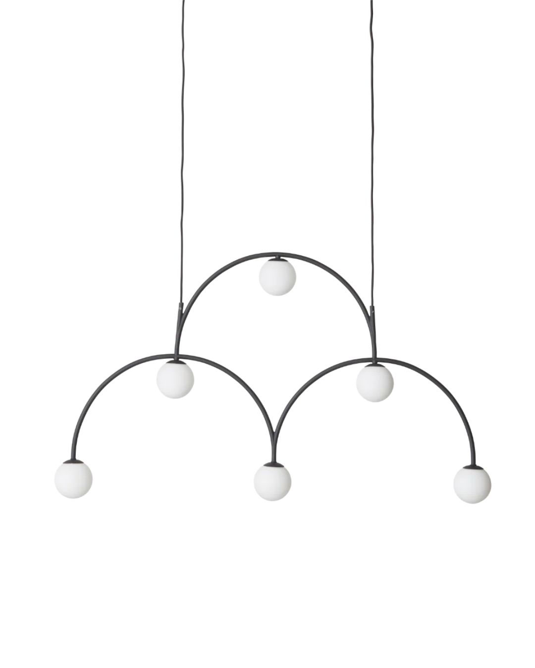 Žaismingų formų pakabinamas šviestuvas su juodo metalo korpusu ir opaliniais stiklais