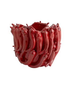 Raudona keramikinė vaza dekoruota čili pipirais, baltame fone