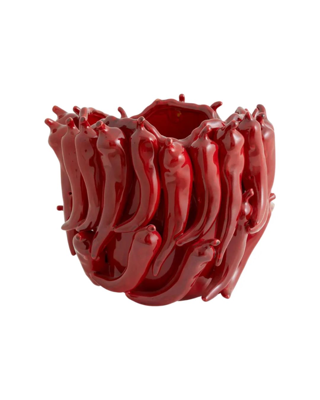 Raudona keramikinė vaza dekoruota čili pipirais, baltame fone