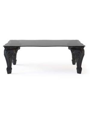 Didelis stačiakampio formos valgomojo stalas su masyviomis juodomis kojomis ir juodu stikliniu stalviršiu