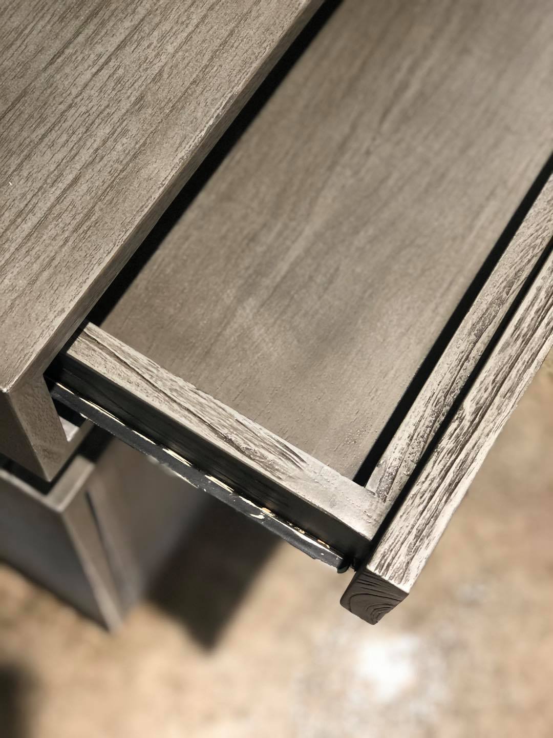 Pilkšvos medienos spalvos stilinga komoda su juodomis rankenėlėmis iš Thai Natura