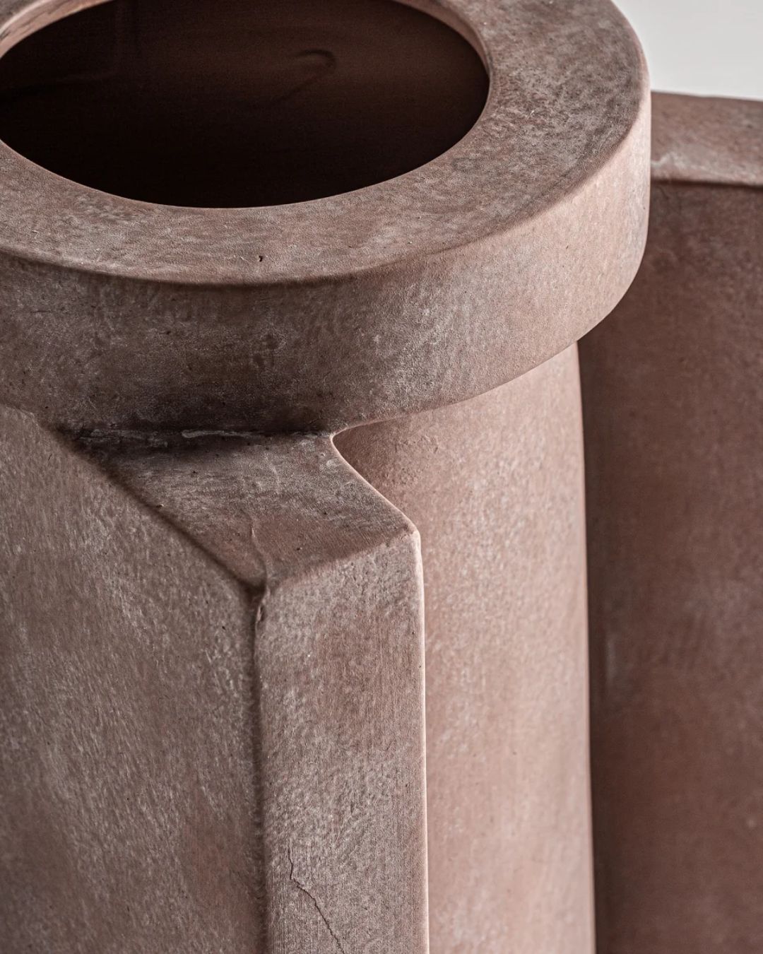 Rožinės spalvos keramikinė vaza - nuotrauka iš arti