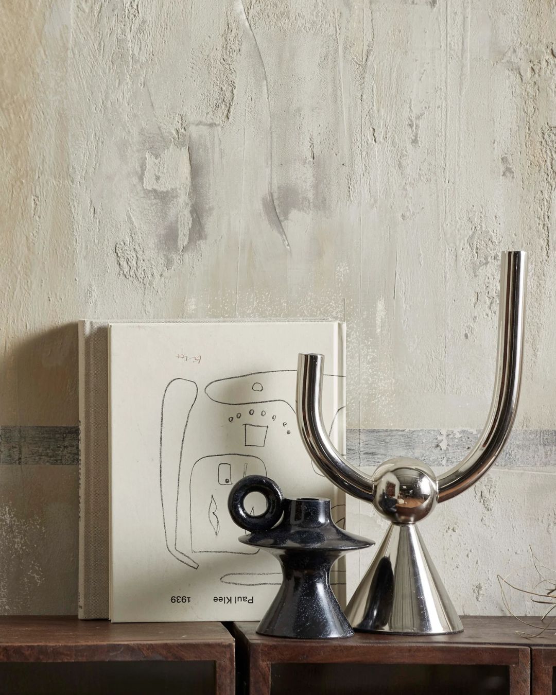 Chromo spalvos minimalistinio dizaino žvakidė - nuotrauka interjere