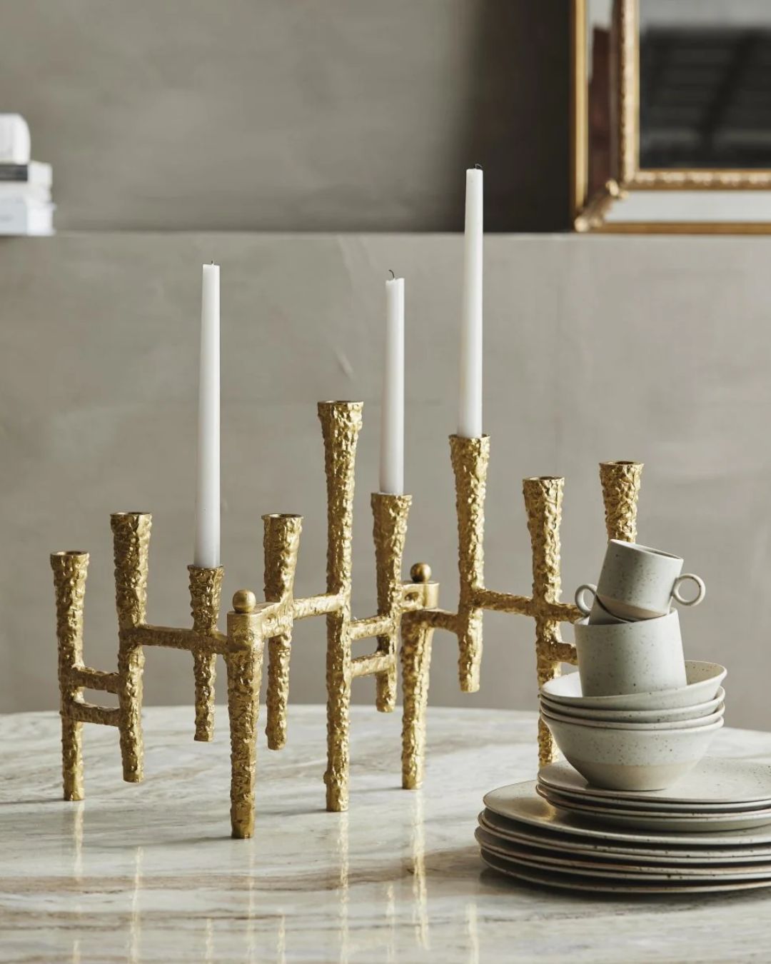 Aukso spalvos žvakidė su rustic stiliaus apdaila. Skirta 9 žvakėm - nuotrauka interjere