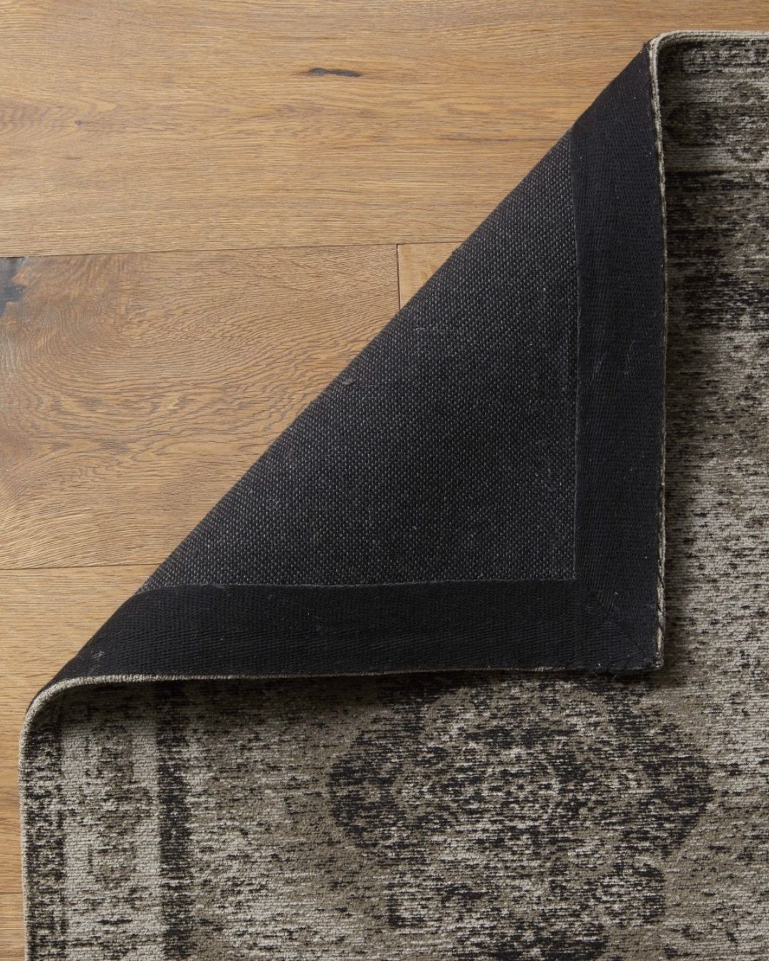 Margas kilimas pilkos spalvos