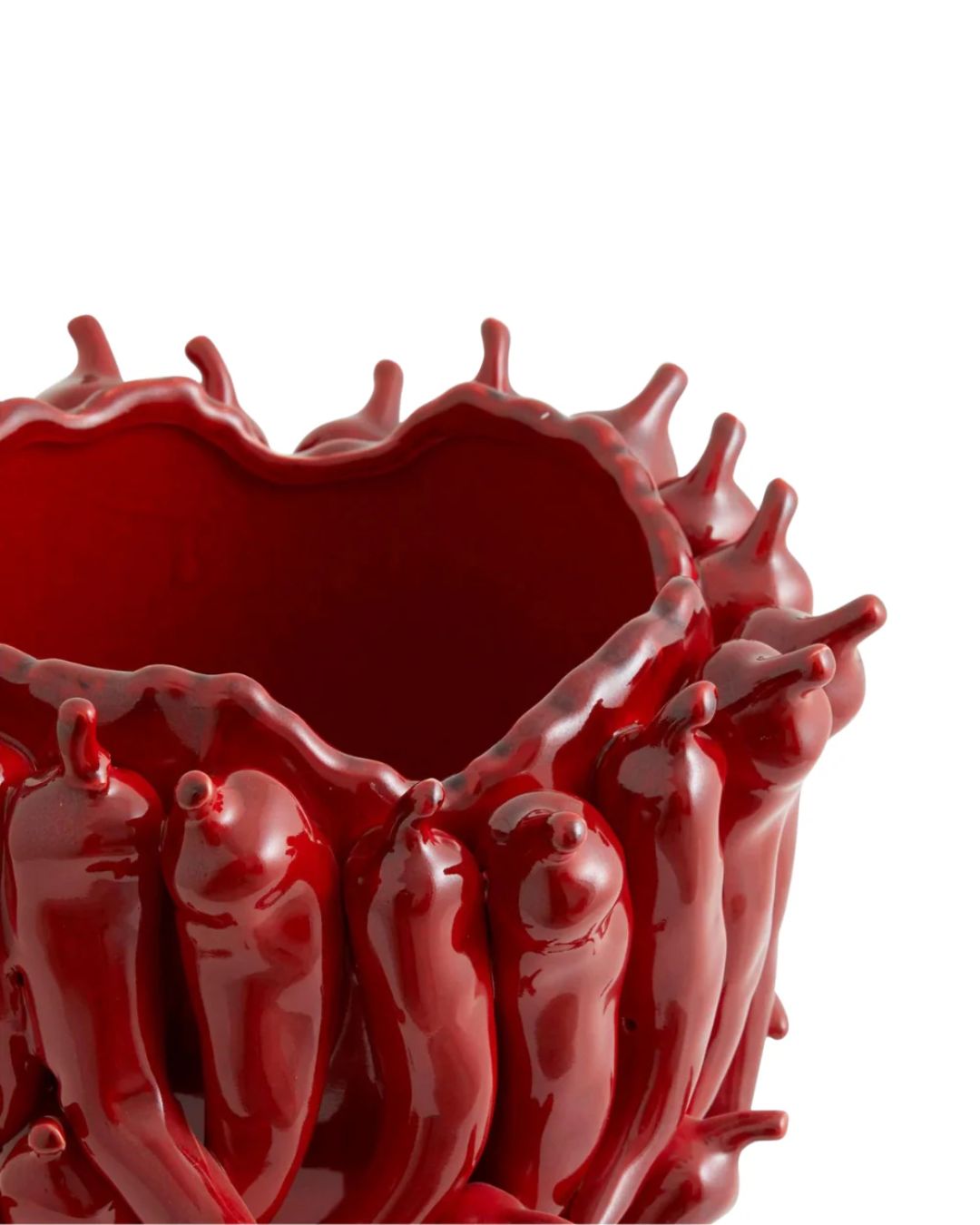 Raudona keramikinė vaza dekoruota čili pipirais, baltame fone