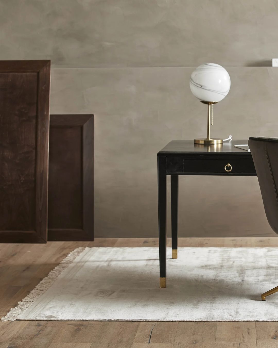 Kreminės spalvos kilimas su kutais - nuotrauka interjere