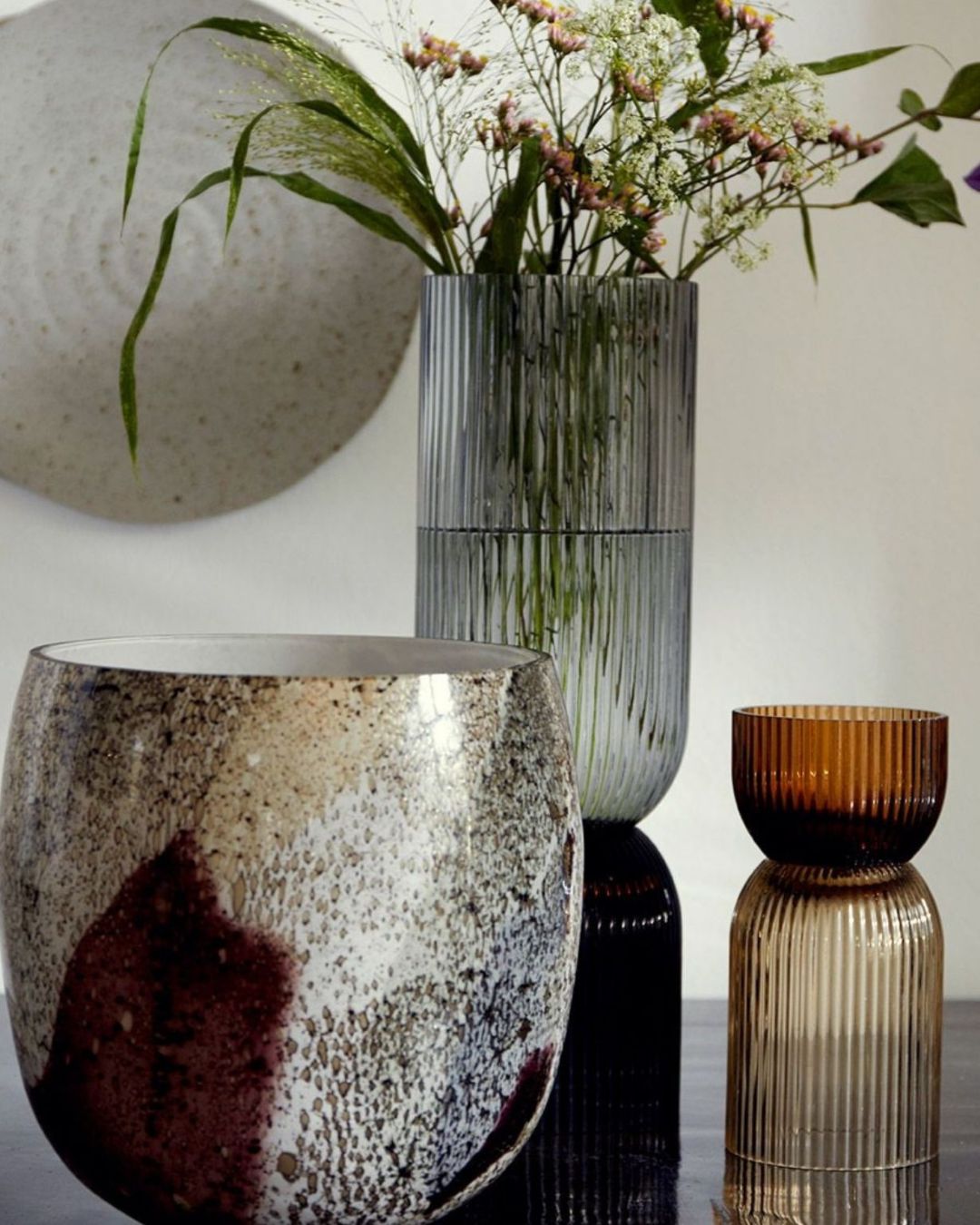 Gintaro spalvos vaza interjere