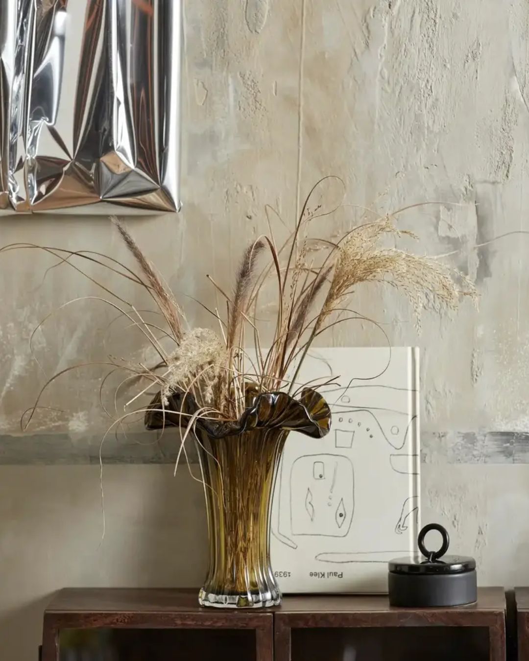 Žalios spalvos stiklinė vaza - nuotrauka interjere