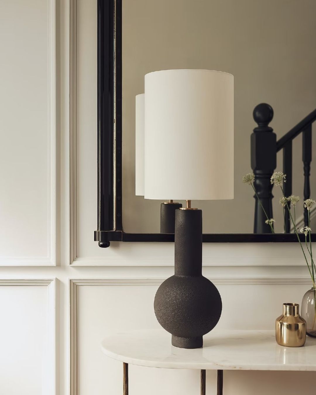 Stalinis šviestuvas su tamsiai pilka keramikine baze ir baltu gaubtu