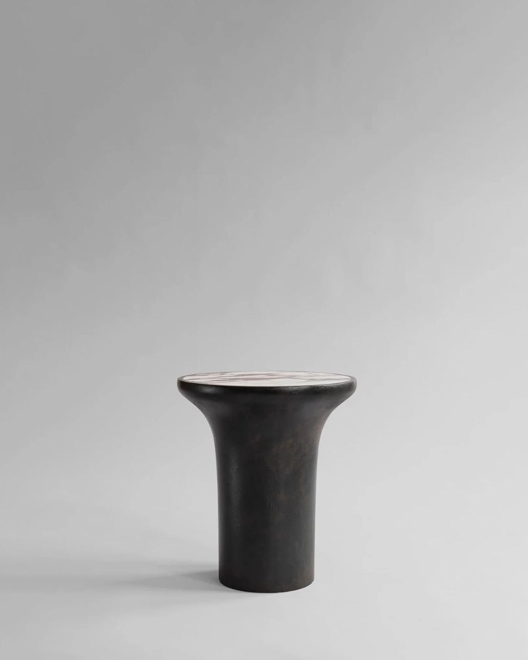 Juodas šoninis staliukas su baltu marmuriniu stalviršiu