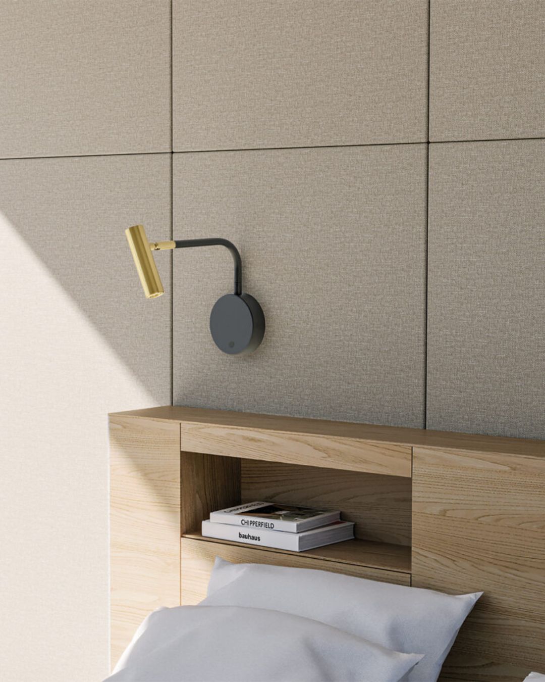 Kraipomas sieninis šviestuvas su juoda matine baze ir aukso spalvos gaubtu