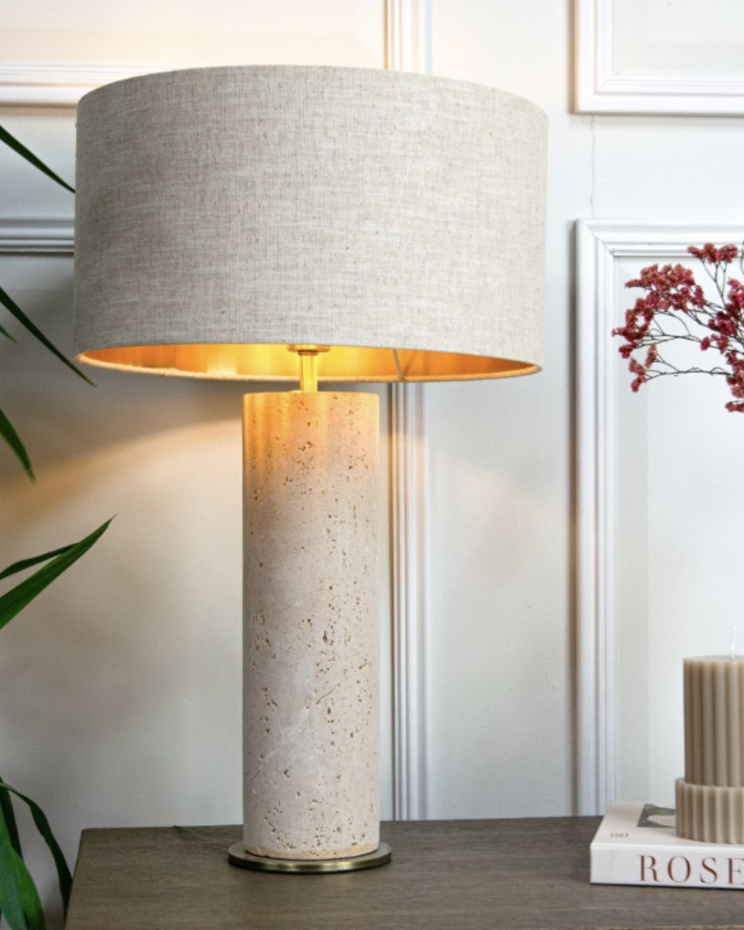 Stalinis šviestuvas su travertino baze ir drobiniu gaubtu