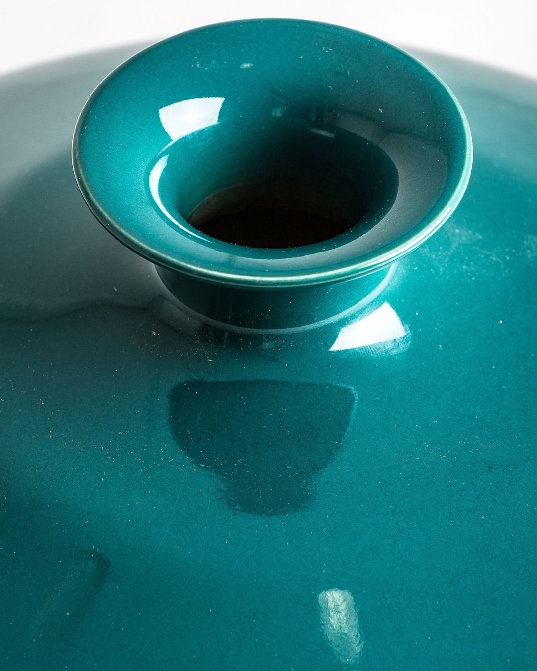 Turkio spalvos vaza - nuotrauka iš arti