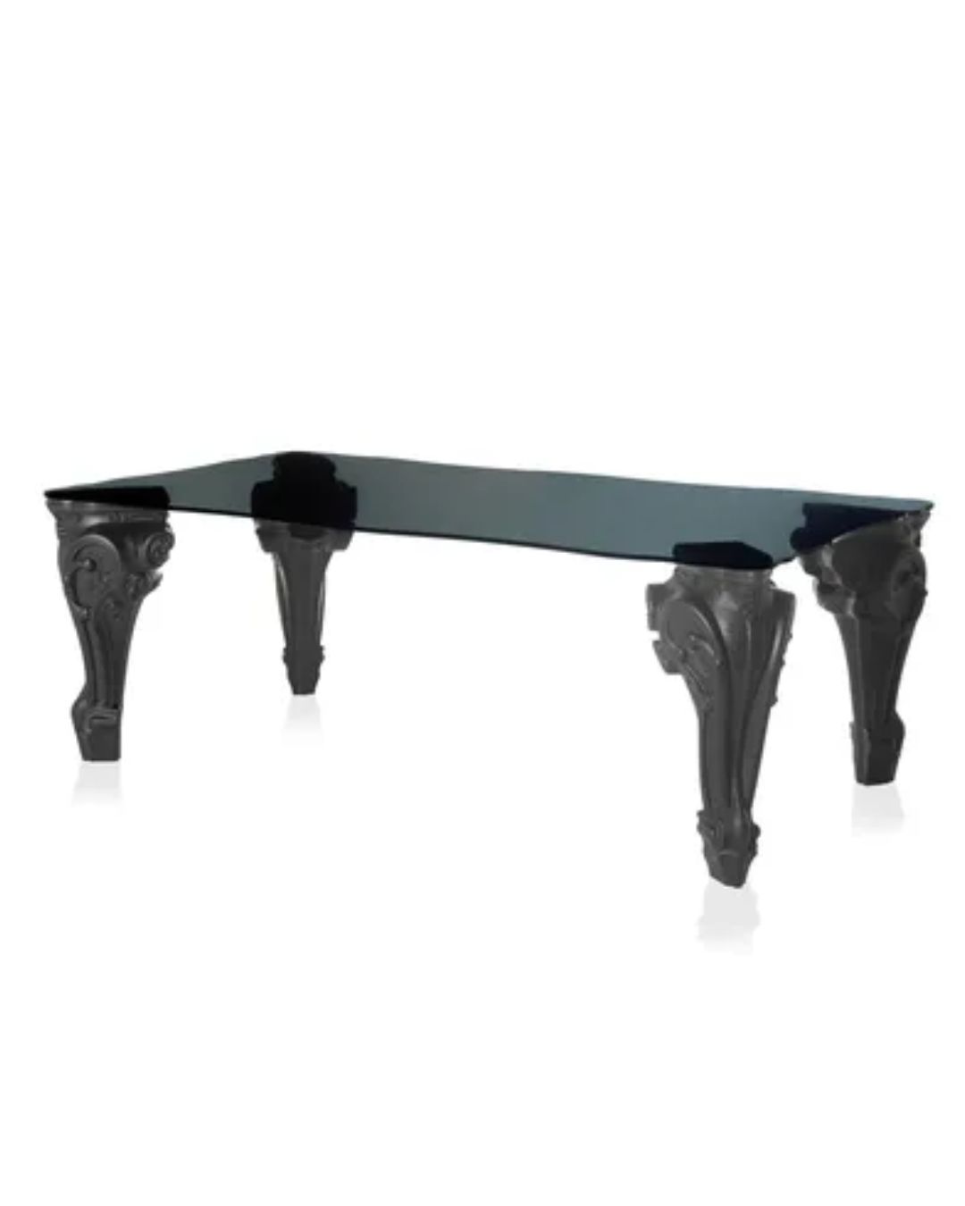 Didelis stačiakampio formos valgomojo stalas su masyviomis juodomis kojomis ir juodu stikliniu stalviršiu