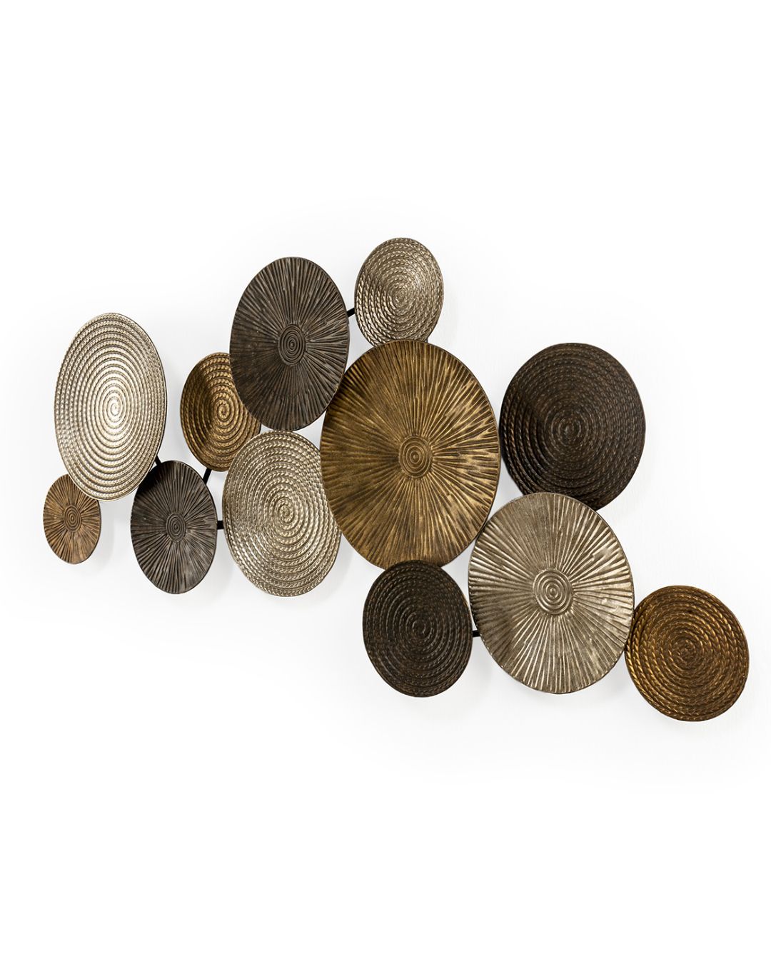 Metalinė sienos dekoracija sudaryta iš įvairių spalvų metalinių apvalių plokštelių