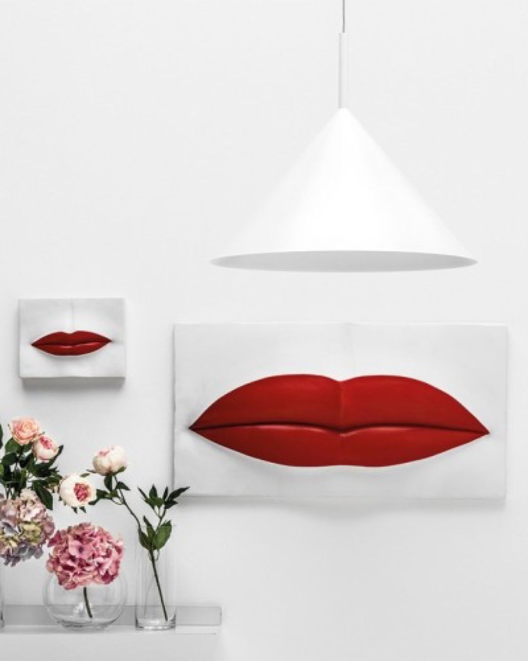 Raudonų lūpų formos keramikinė sienos dekoracija