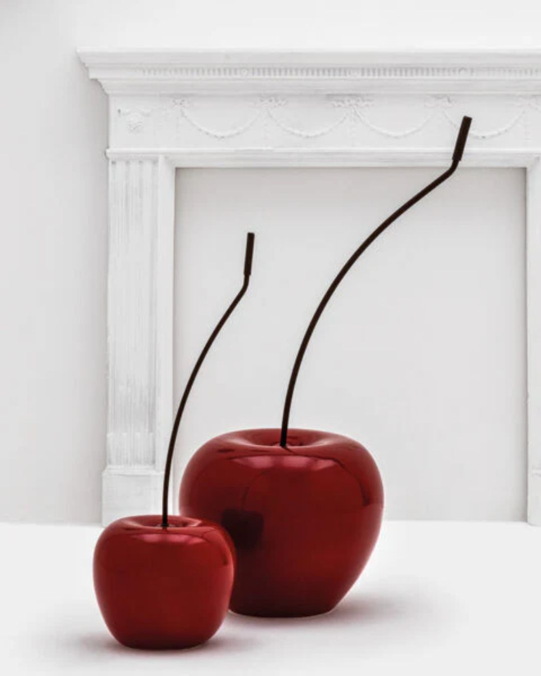 Interjero dekoracija - raudonos spalvos vyšnia su koteliu
