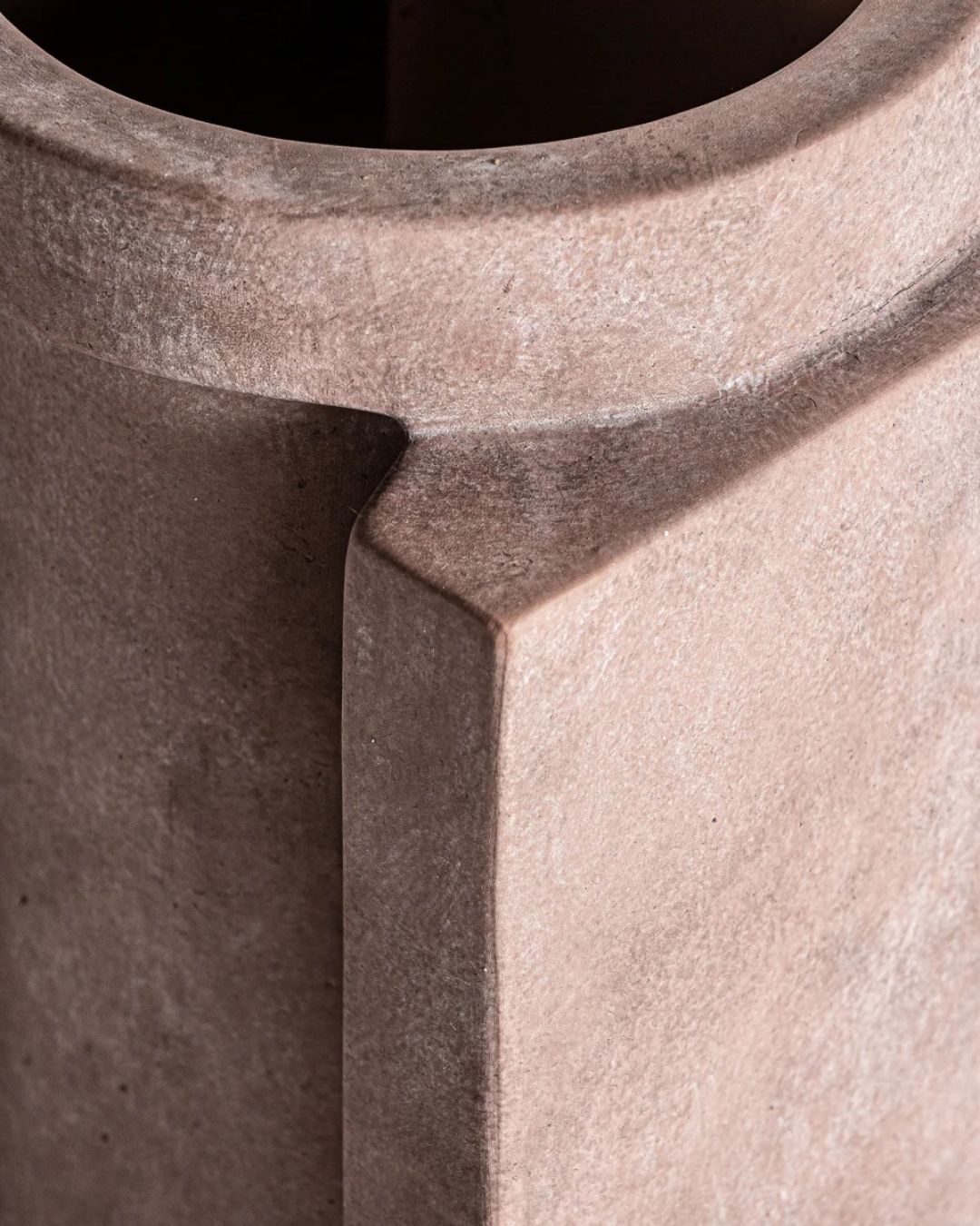 Rožinės spalvos keramikinė vaza - nuotrauka iš arti