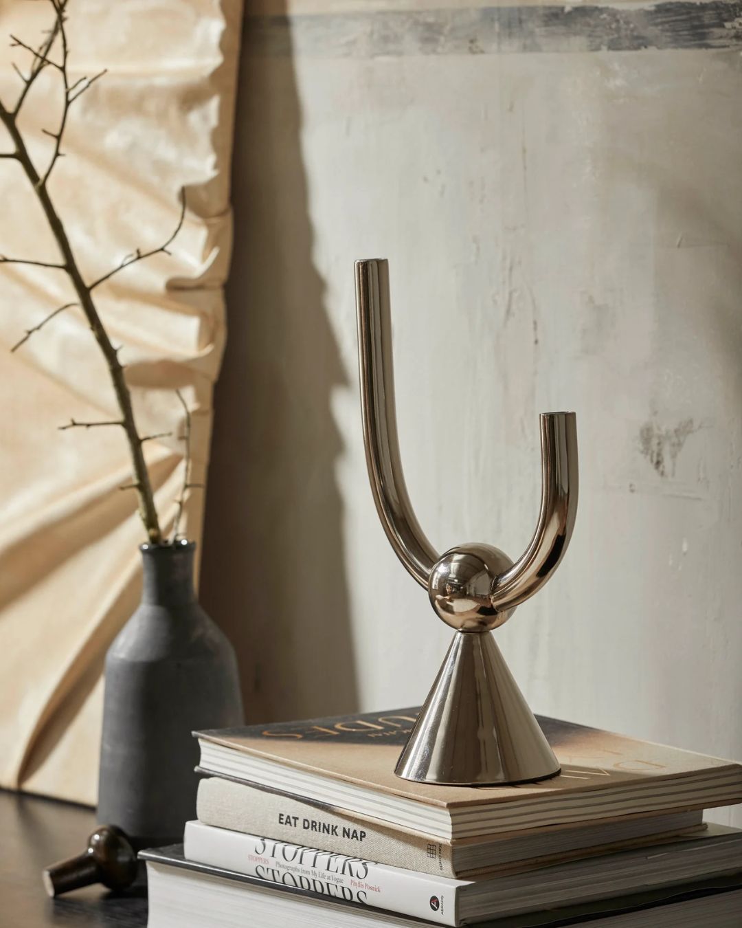 Chromo spalvos minimalistinio dizaino žvakidė - nuotrauka interjere