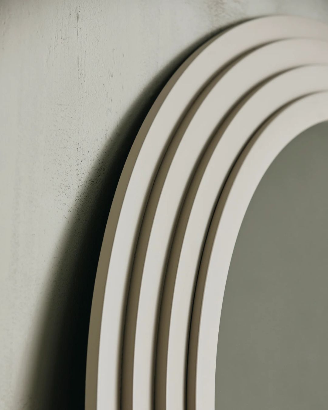 Arkos formos veidrodis su smėlio spalvos rėmu - nuotrauka iš arti