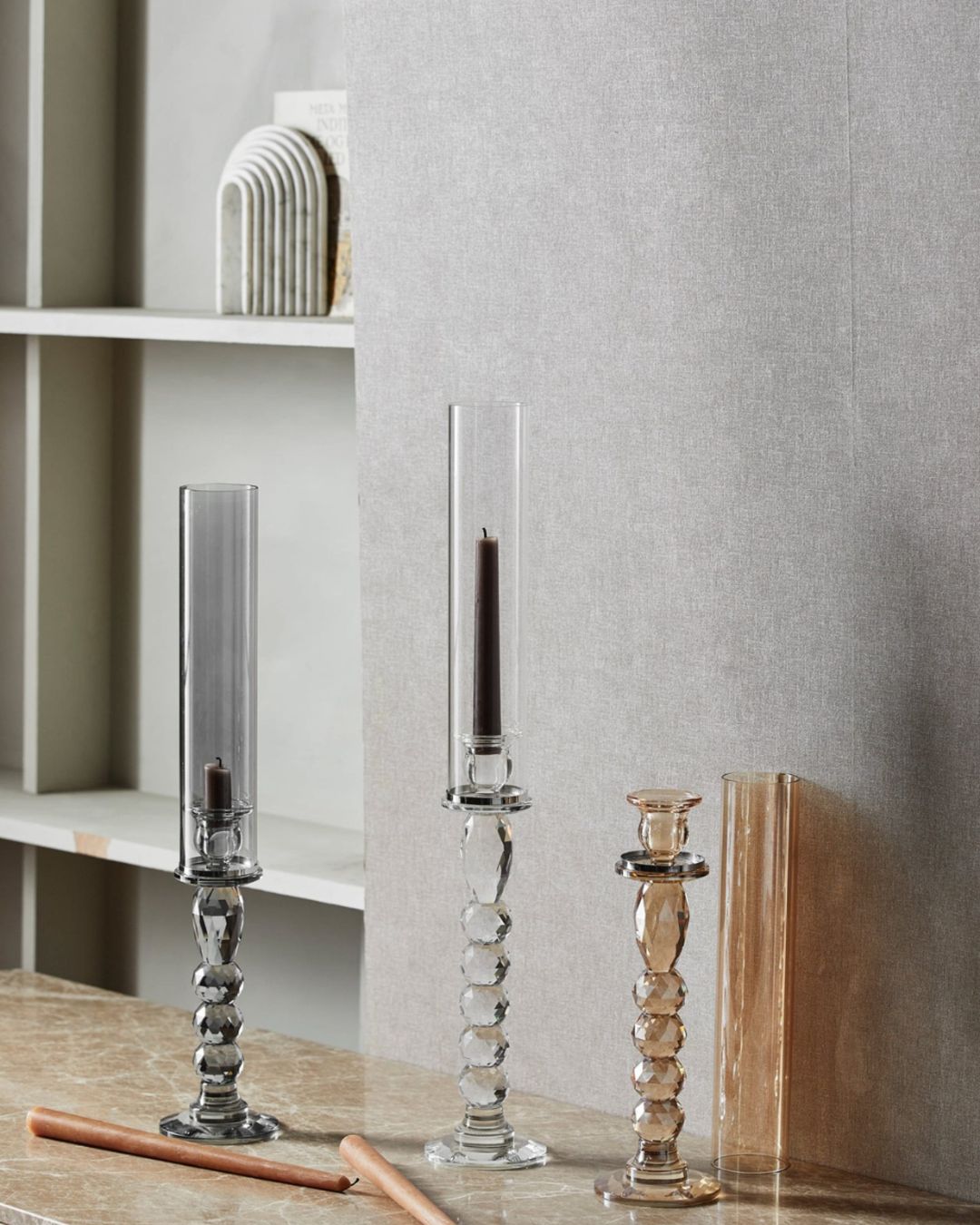 Trys aukštos stiklinės žvakidės iš krištolinio stiklos