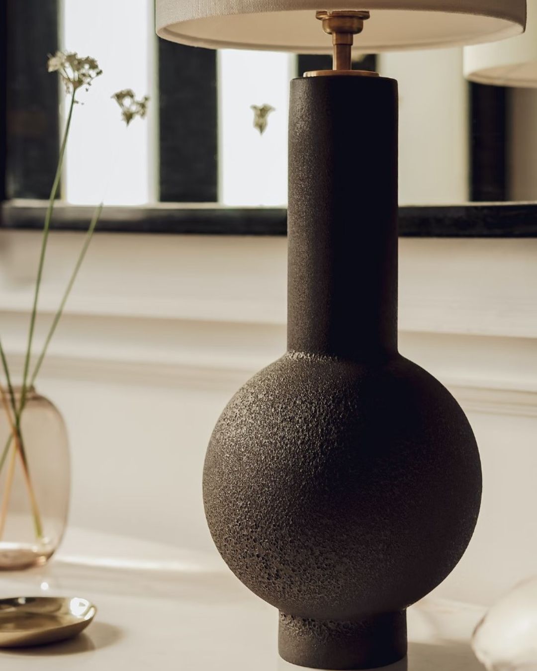 Stalinis šviestuvas su tamsiai pilka keramikine baze ir baltu gaubtu