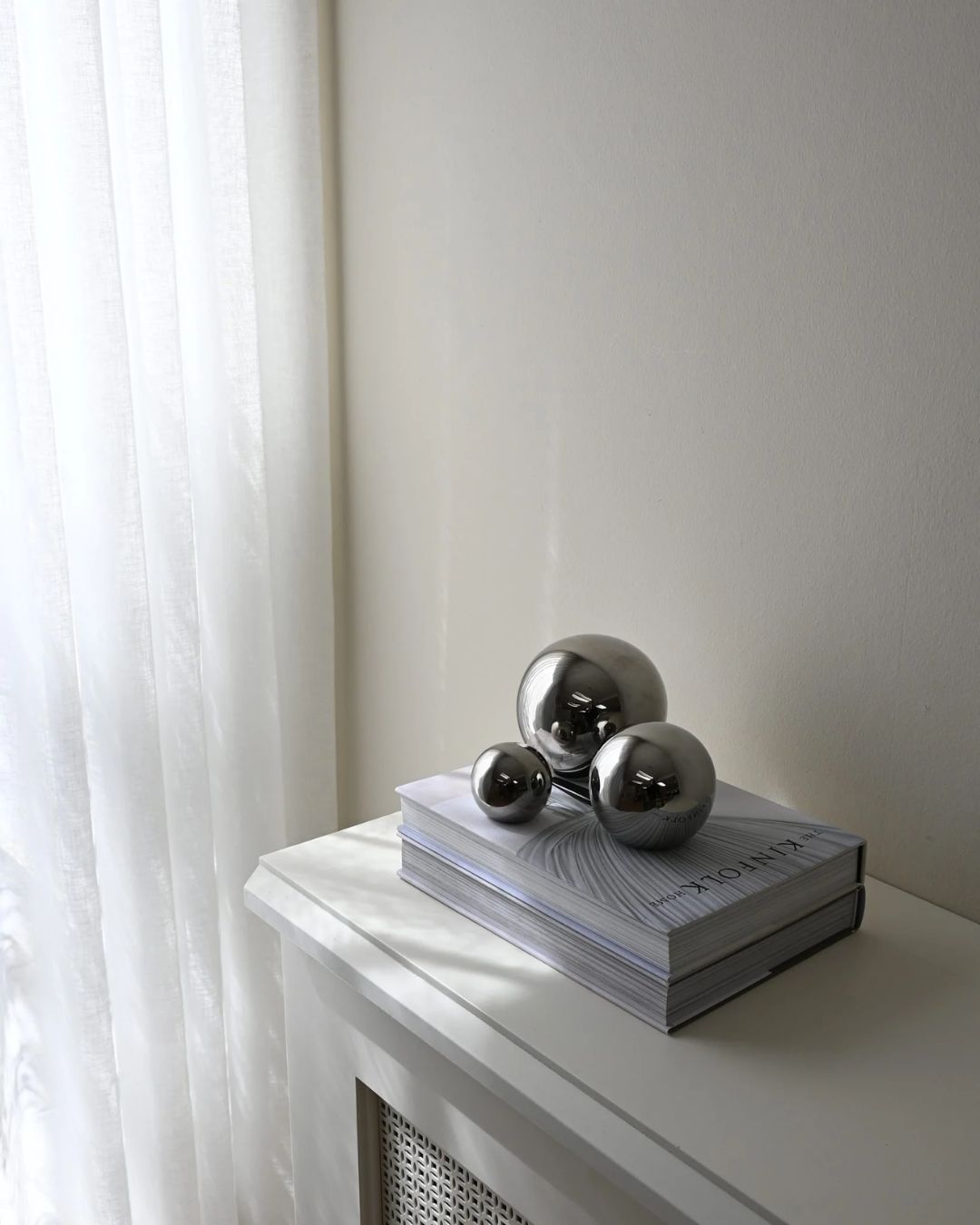 Dekoratyviniai trys rutuliai su chromuotu veidrodiniu paviršiumi