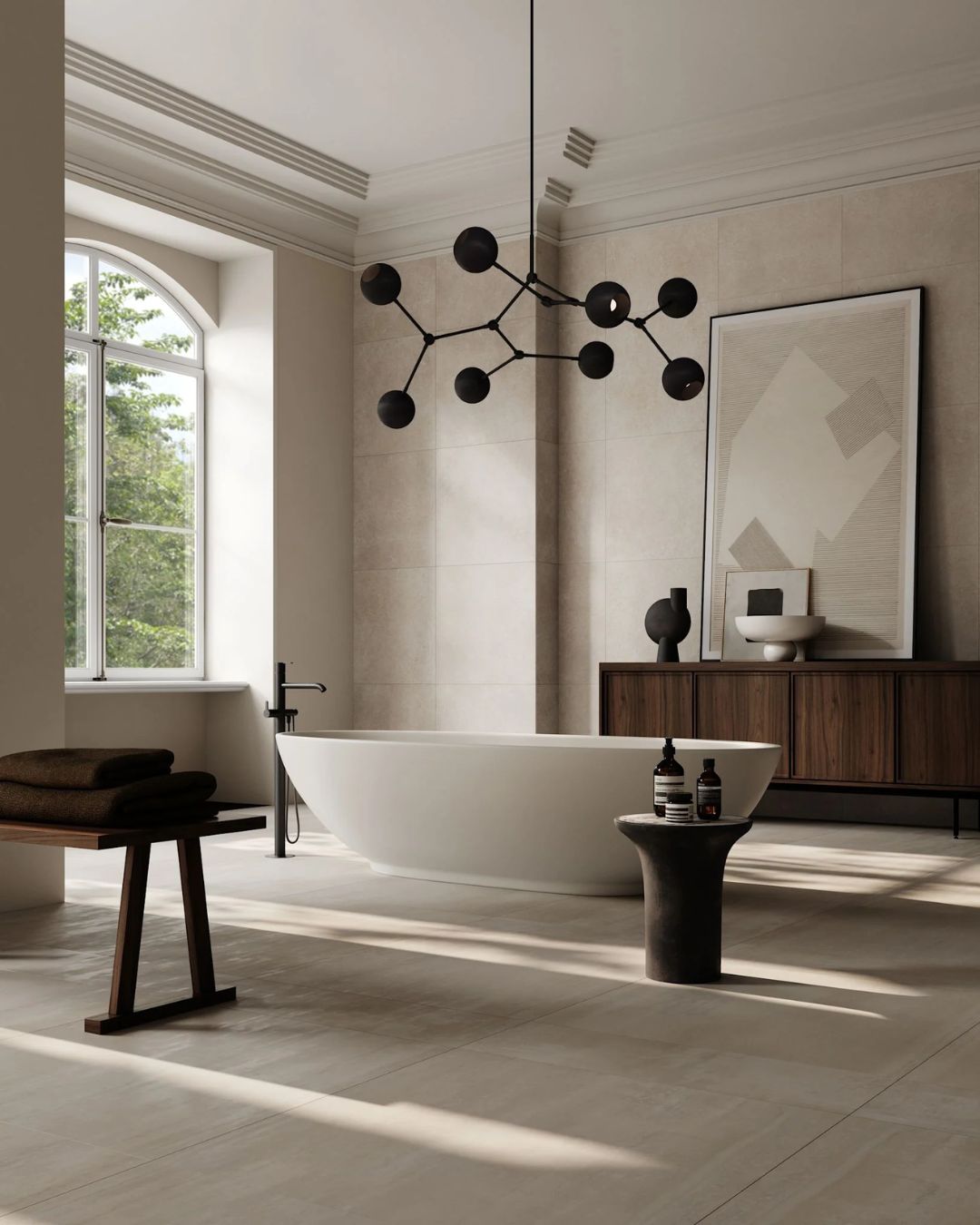 Juodas šoninis staliukas vonioje su baltu marmuriniu stalviršiu