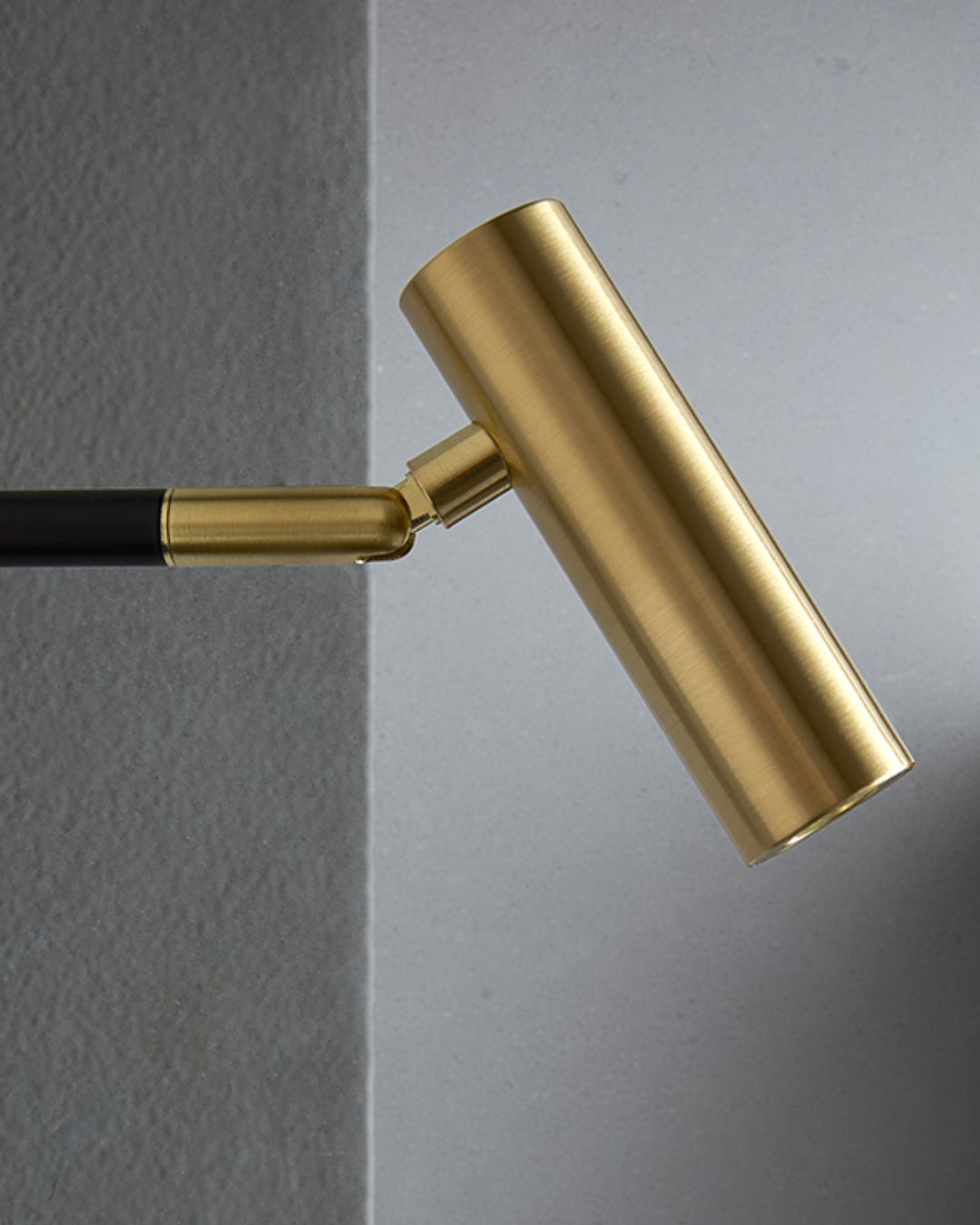 Kraipomas sieninis šviestuvas su juoda matine baze ir aukso spalvos gaubtu