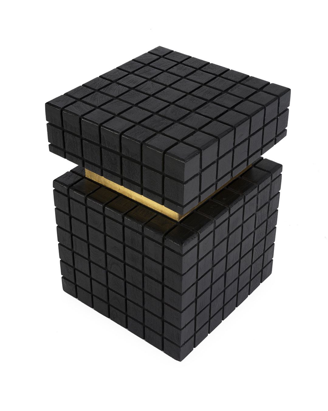 Juodos spalvos kvadratinis kavos staliukas iš juodos medienos su aukso spalvos juosta