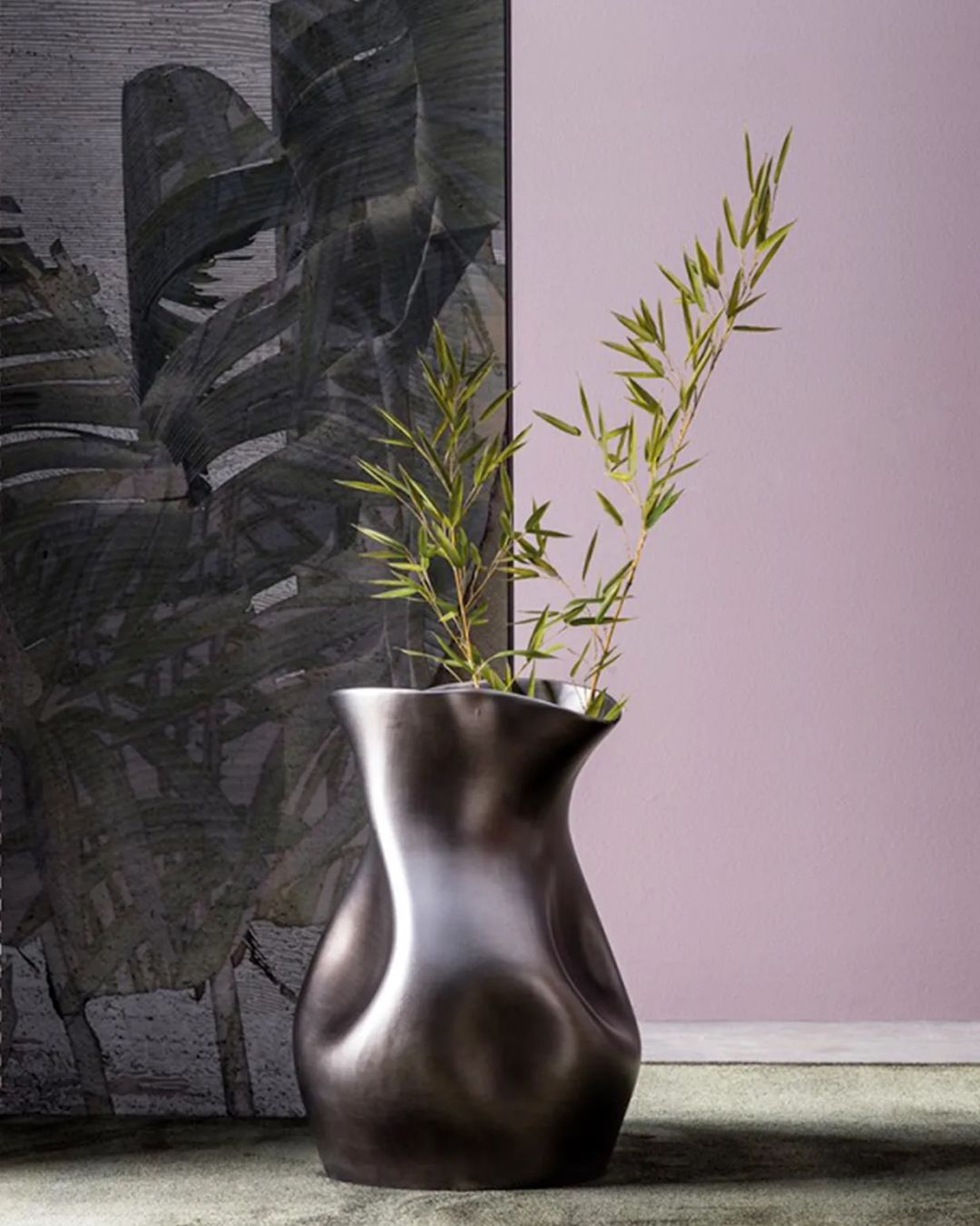 Didelė galmžyto stiliaus oksiduota vaza iš metalo