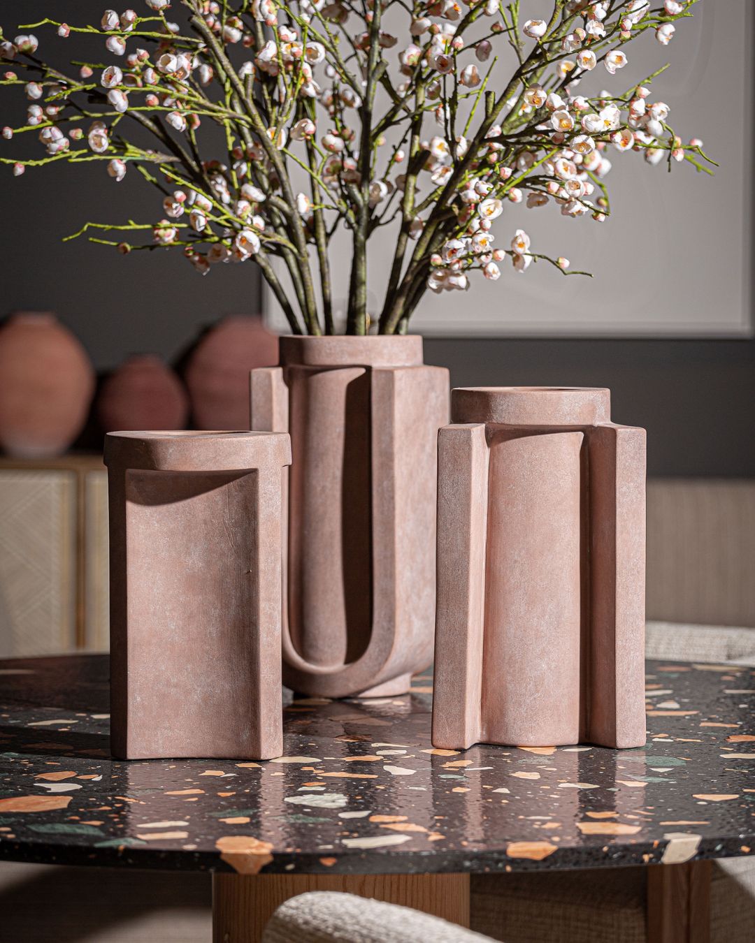 Rožinės spalvos keramikinė vaza - nuotrauka interjere