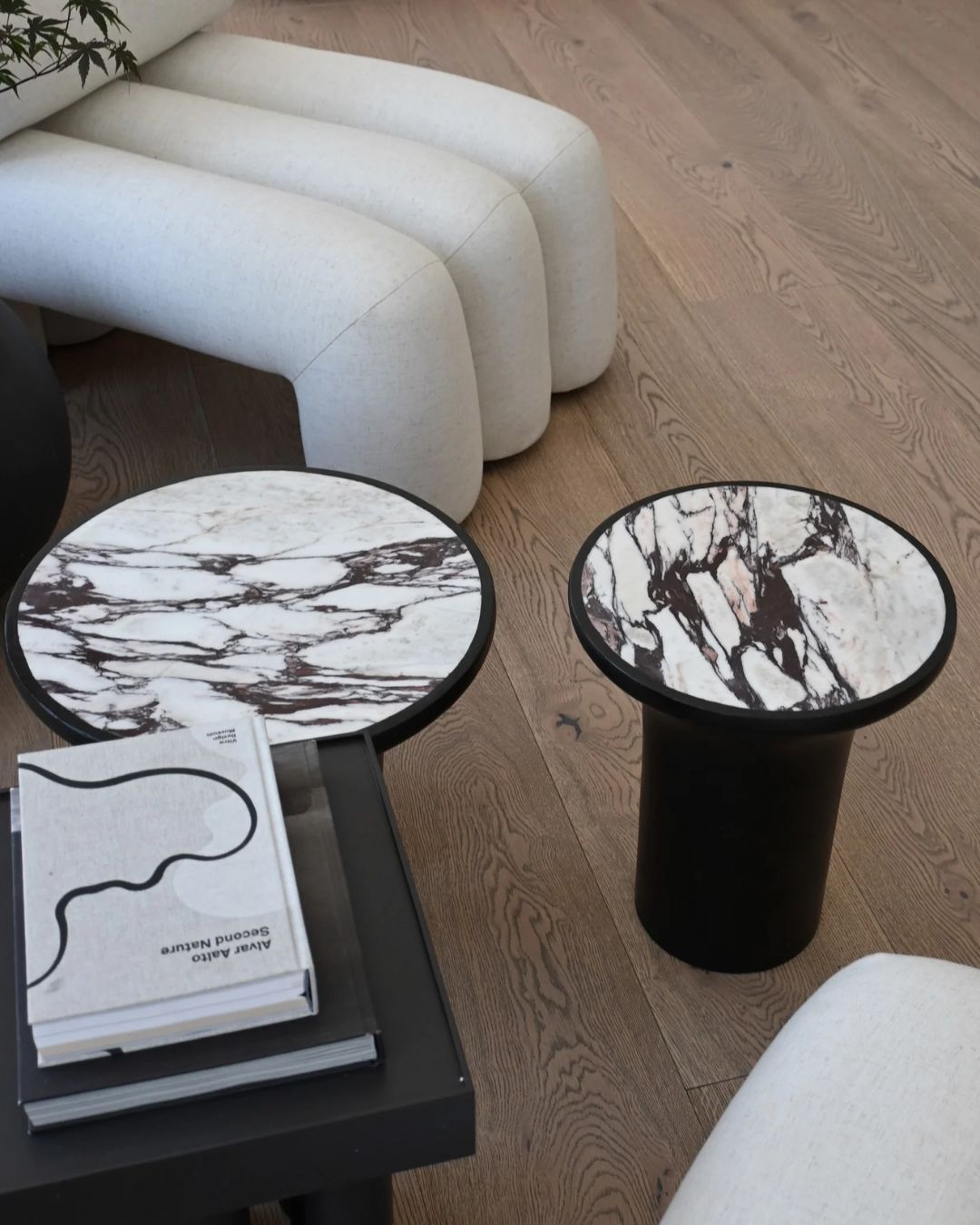 Juodas šoninis staliukas su baltu marmuriniu stalviršiu
