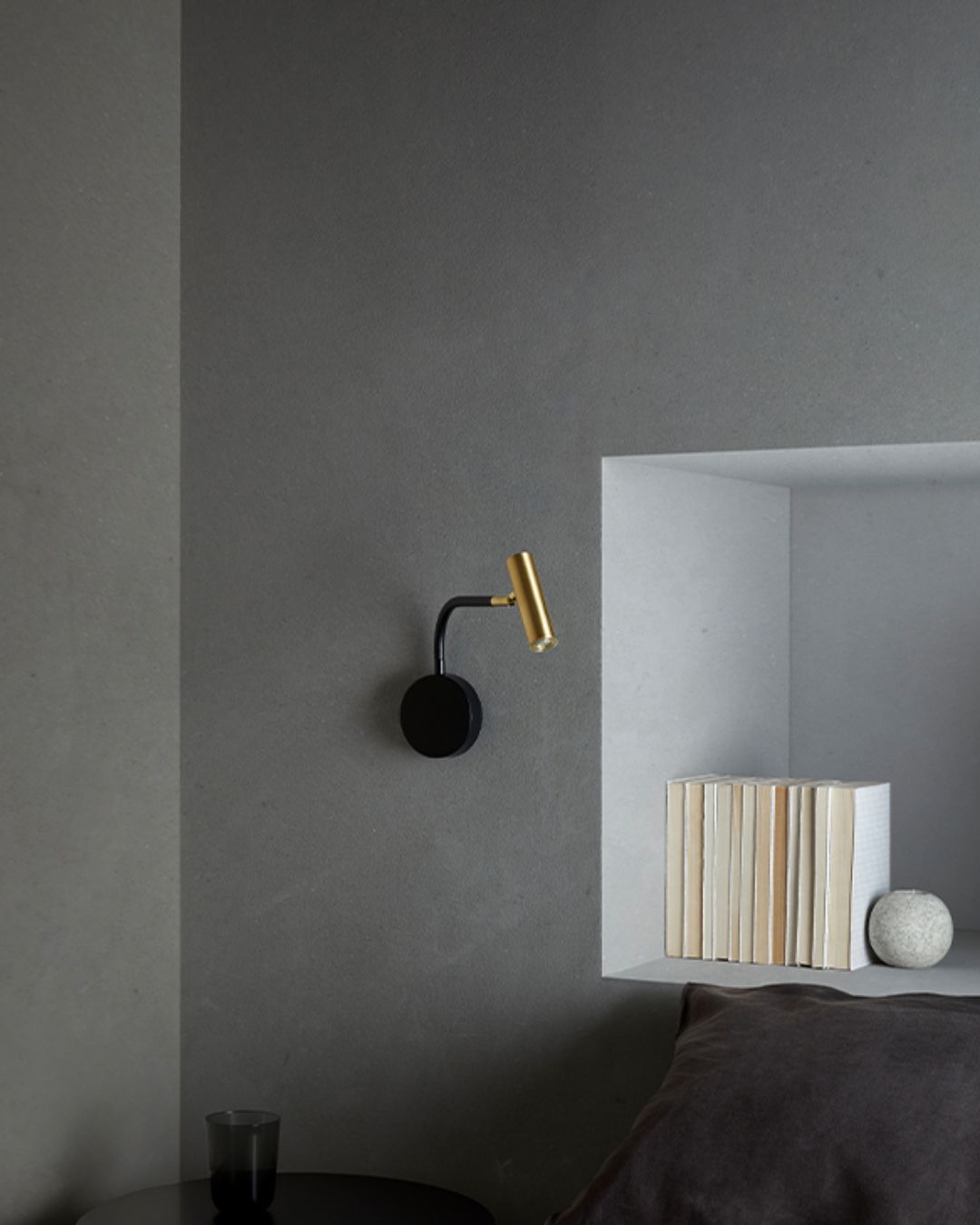 Kraipomas sieninis šviestuvas su juoda matine baze ir aukso spalvos gaubtu