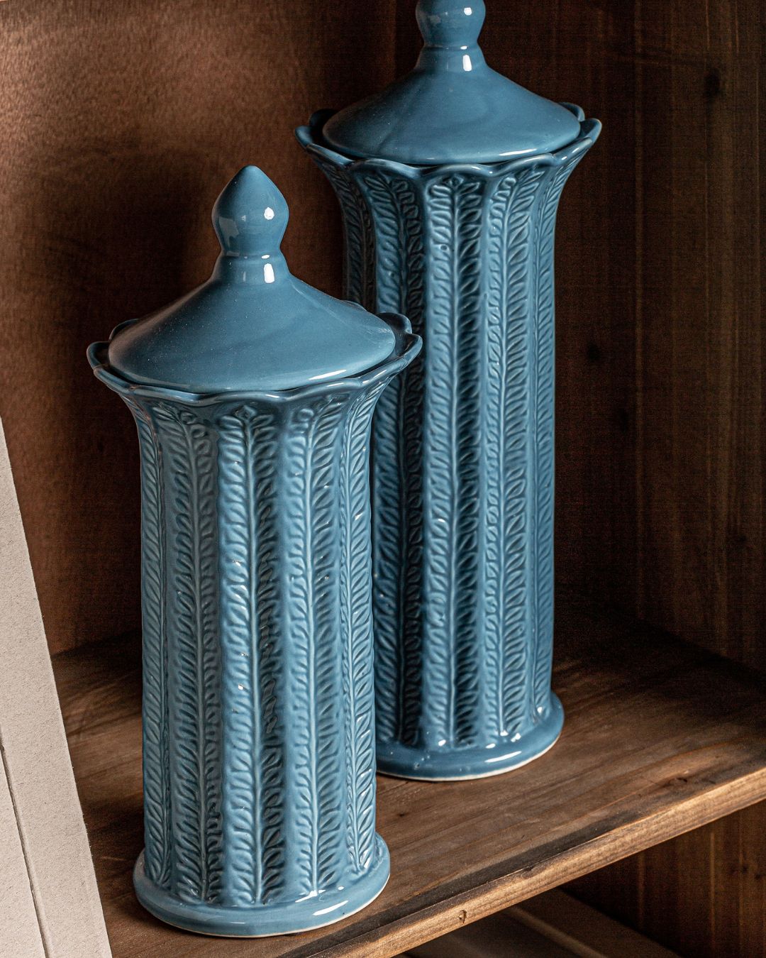 Dvi aukštos keramikinės vazos, mėlynos spalvos - nuotrauka interjere