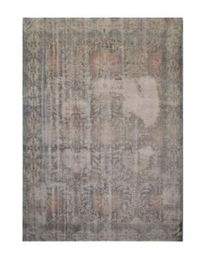 Margas kilimas baltame fone