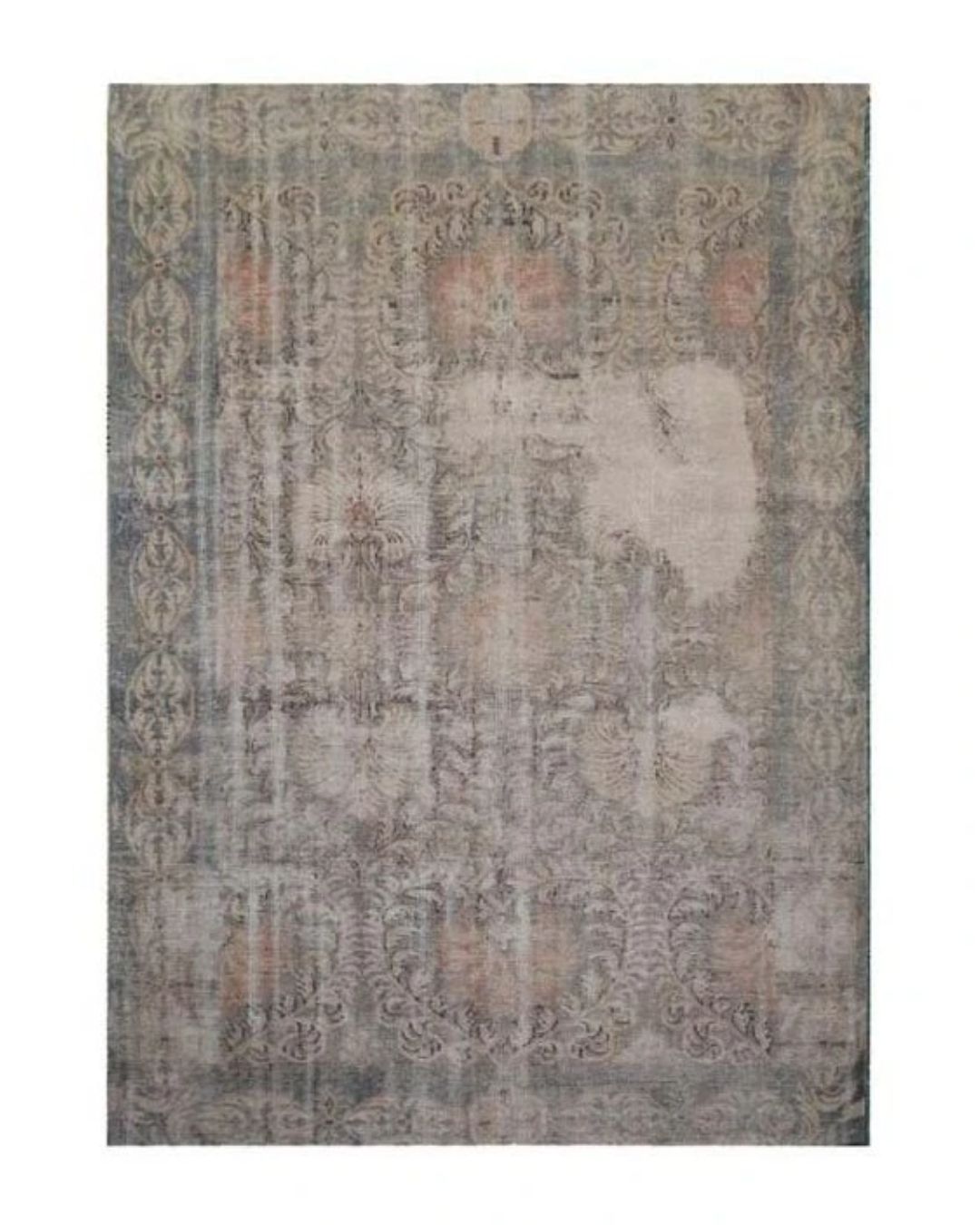 Margas kilimas baltame fone