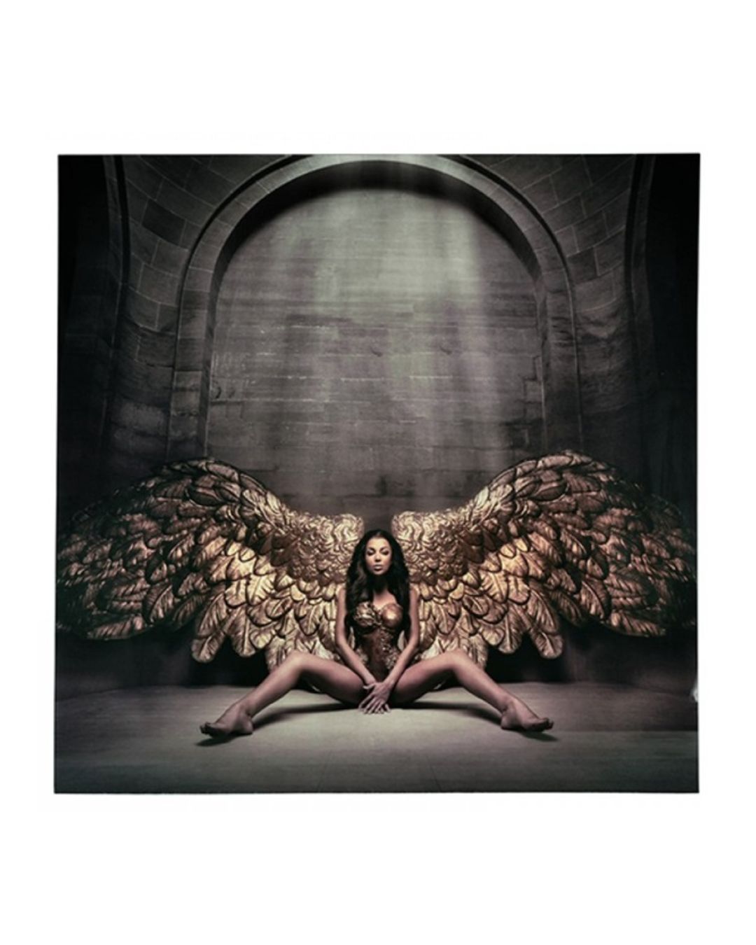 Moters su sparnais paveikslas