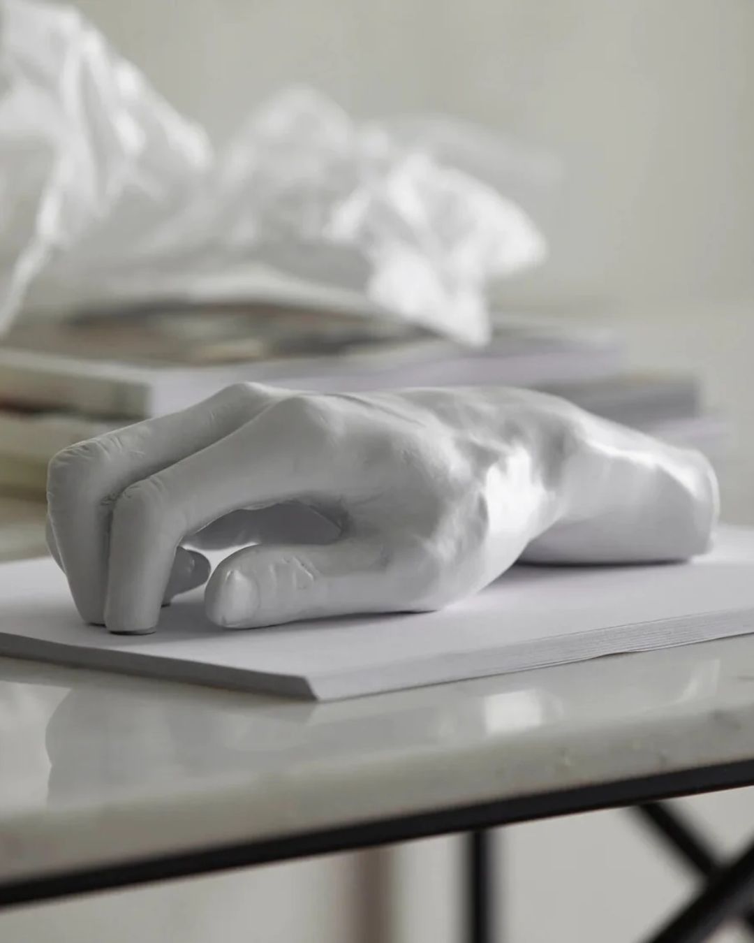 Balta rankos skulptūra