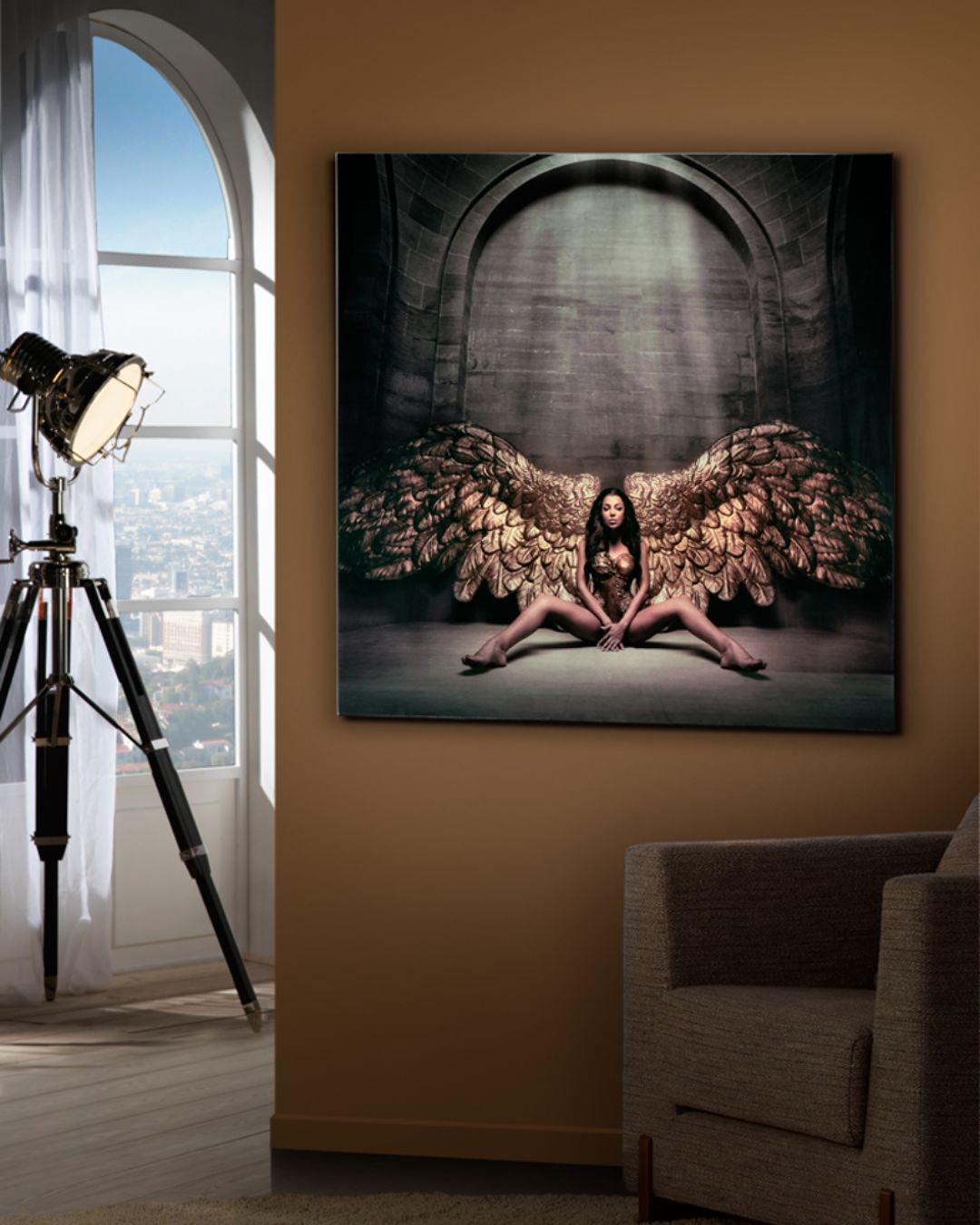 Moters su sparnais paveikslas