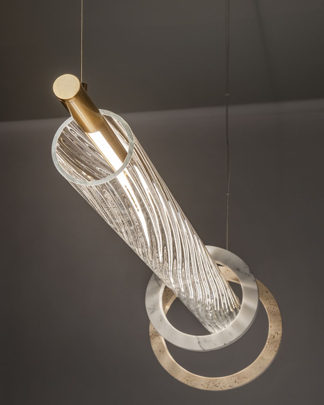 Pailgas LED šviestuvas su Murano stiklo gaubtu ir užkabintais mermuriniais žiedais